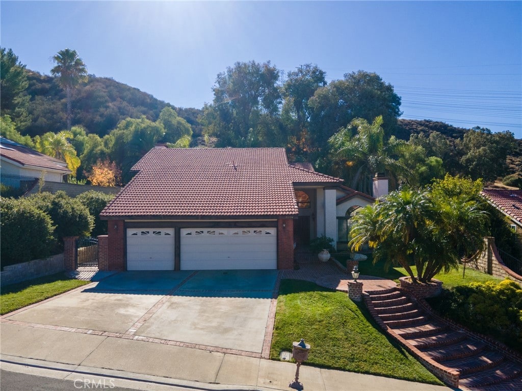 view of front facade with a front lawn and a garage