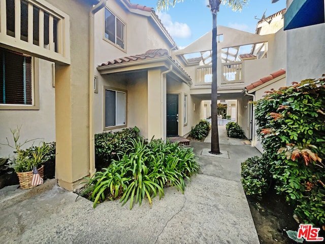 entrance to property featuring a balcony