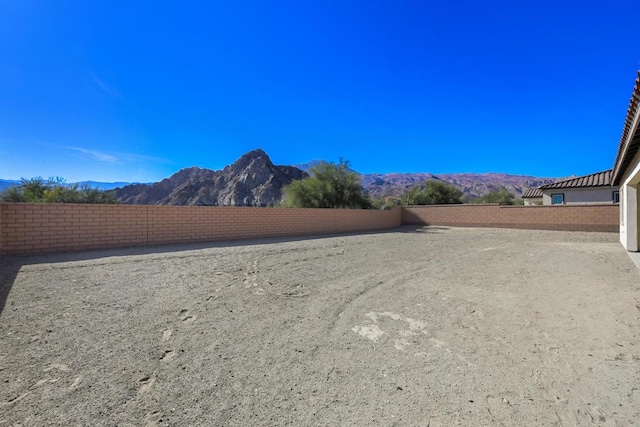 view of yard featuring a mountain view