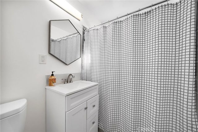 bathroom with a shower with curtain, vanity, and toilet