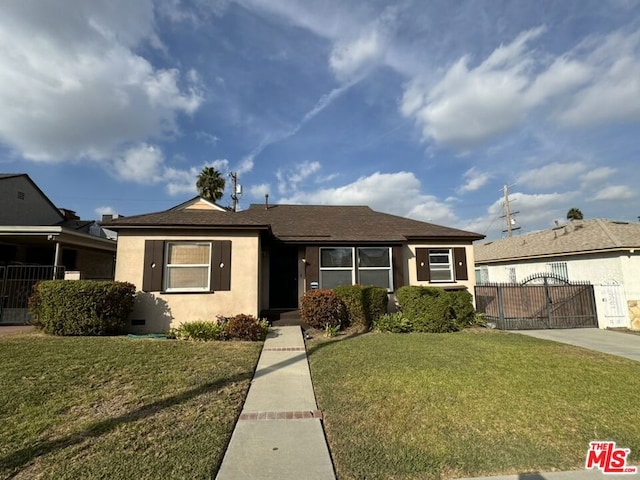 bungalow featuring a front lawn