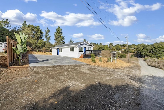 manufactured / mobile home with a wooden deck