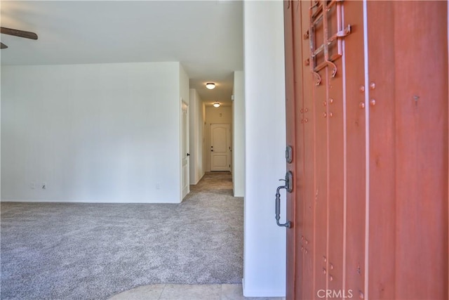 carpeted foyer entrance with ceiling fan