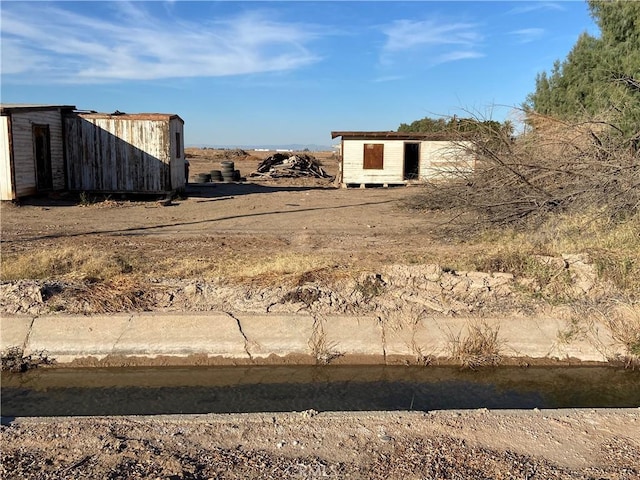 view of yard with a storage unit