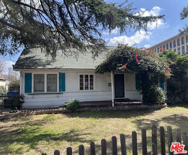 view of front facade featuring a front yard