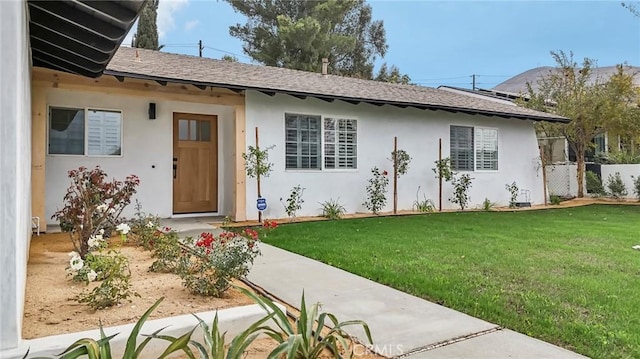 single story home featuring a front lawn