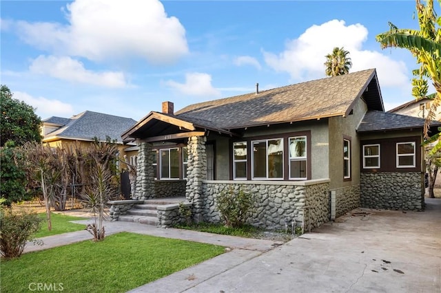 craftsman inspired home with a front yard