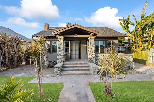 craftsman inspired home featuring a front lawn