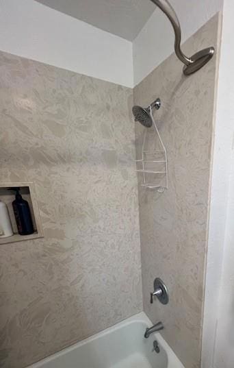 bathroom with tiled shower / bath