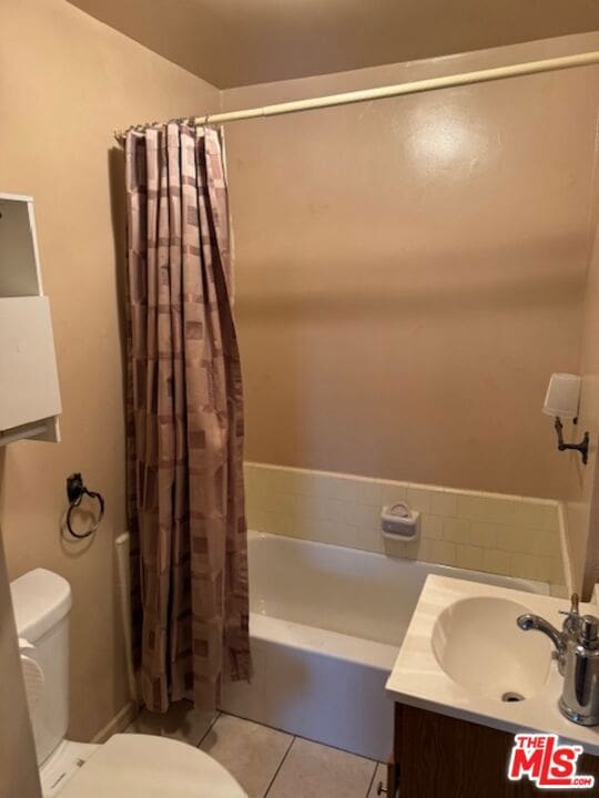 full bathroom featuring tile patterned flooring, vanity, shower / bath combination with curtain, and toilet