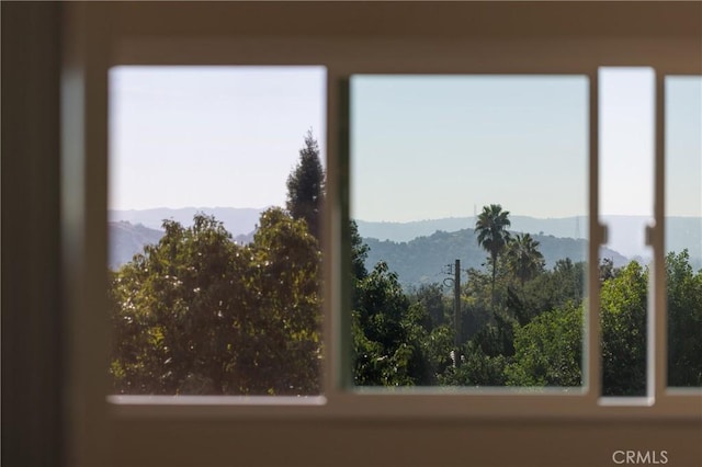 entryway featuring a mountain view