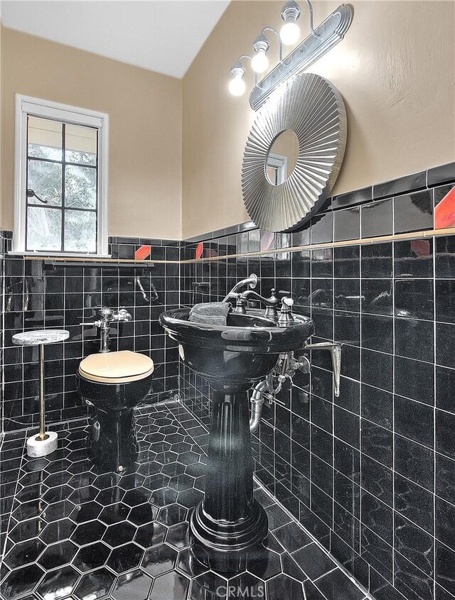 bathroom featuring tile patterned floors and tile walls