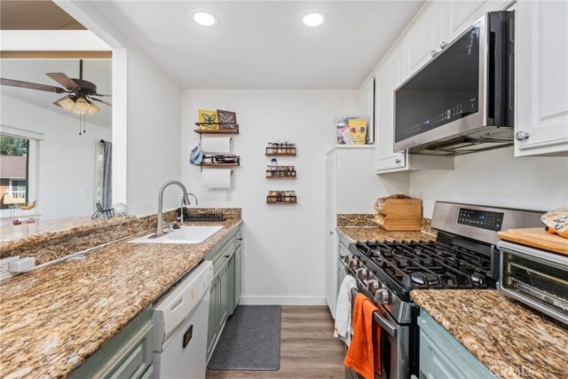 16040 Leffingwell Rd Unit 92, Whittier, CA 90603 - kitchen with stainless steel appliances, a sink, ceiling fan, baseboards, and wood finished floors