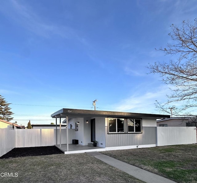 view of front of house featuring a front lawn