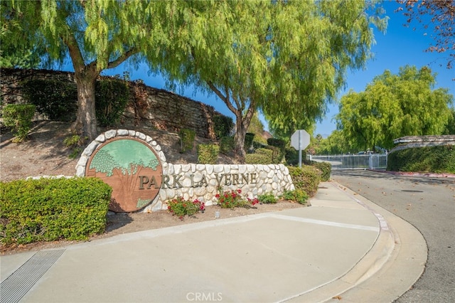 view of community / neighborhood sign