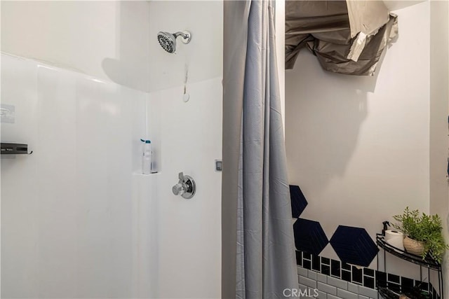 bathroom featuring a shower with shower curtain