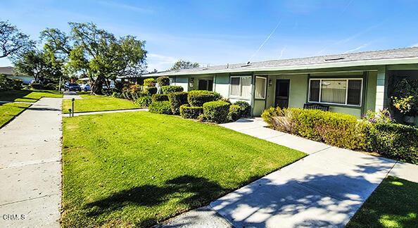 view of front of property with a front yard