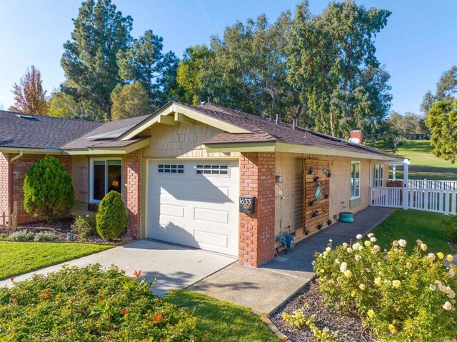 view of front of house featuring a garage and a front yard