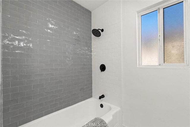 bathroom featuring tiled shower / bath