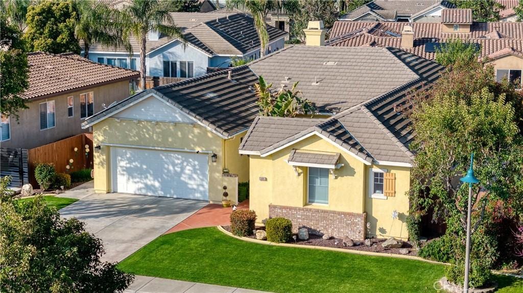 view of front facade featuring a garage and a front lawn