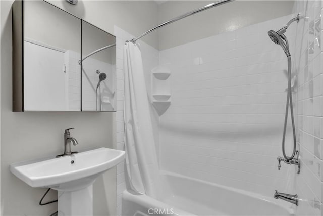 bathroom featuring shower / bath combo with shower curtain