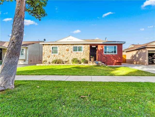 single story home featuring a front yard