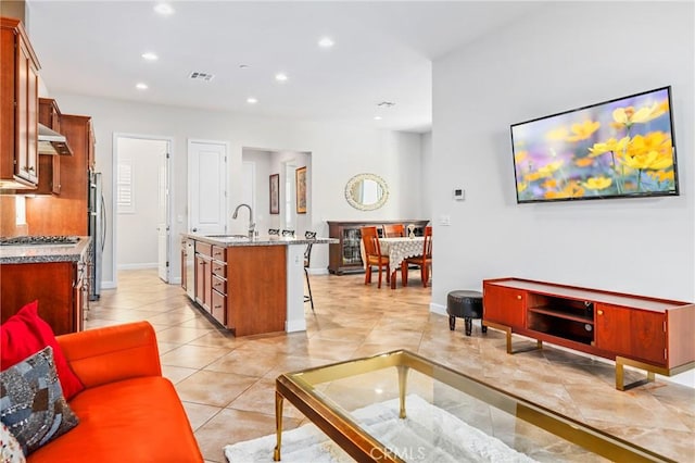 living area featuring recessed lighting, visible vents, baseboards, and light tile patterned flooring