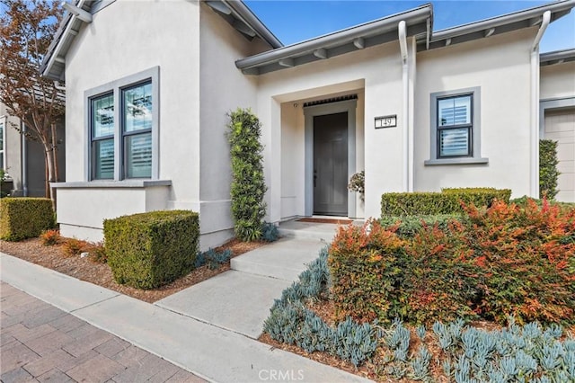 property entrance featuring stucco siding