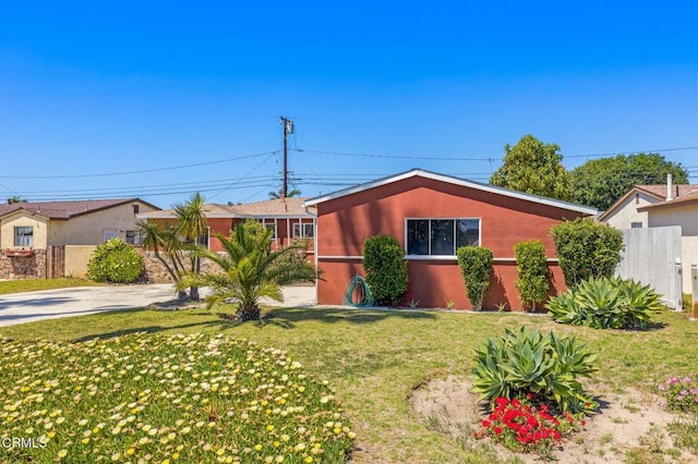 single story home with a front lawn