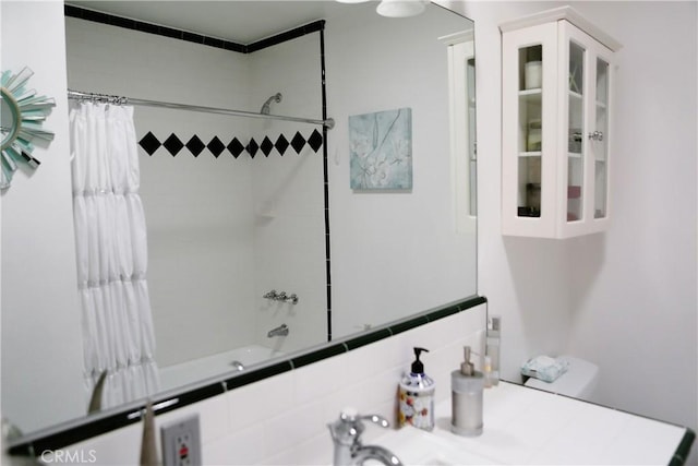 bathroom featuring shower / bath combo