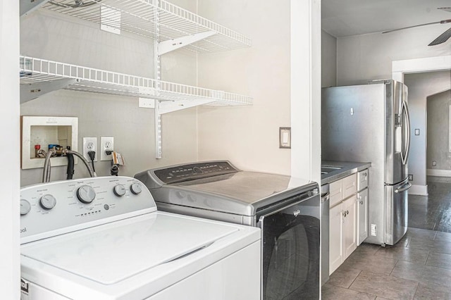 laundry area featuring ceiling fan and washing machine and dryer