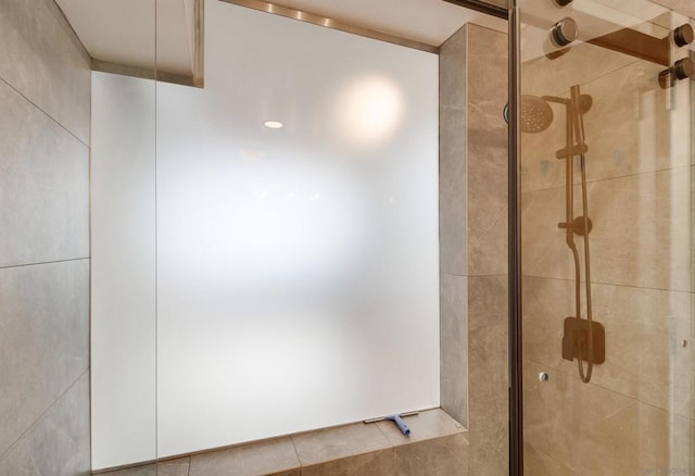 interior details with a shower with shower door