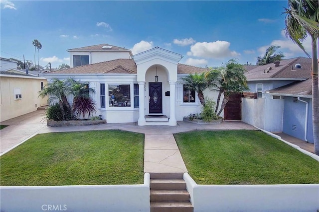 view of front of home featuring a front lawn