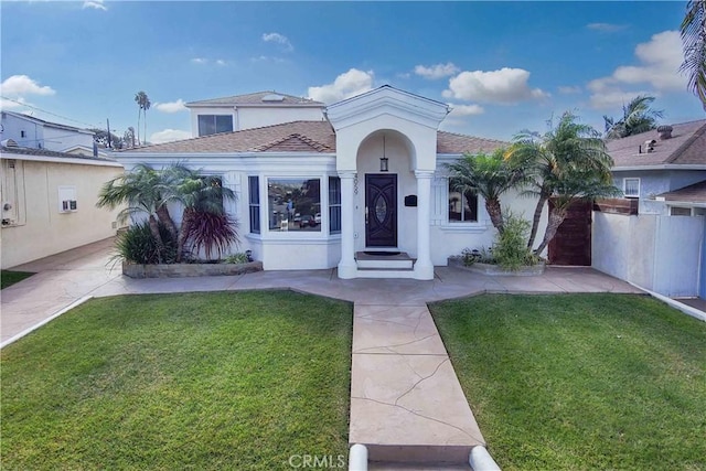 view of front facade featuring a front yard