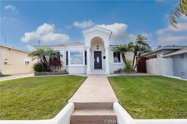 view of front facade with a front yard