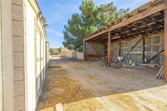 view of yard with an outbuilding