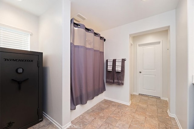 bathroom featuring shower / tub combo with curtain