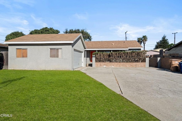 view of front of property featuring a front lawn and a garage