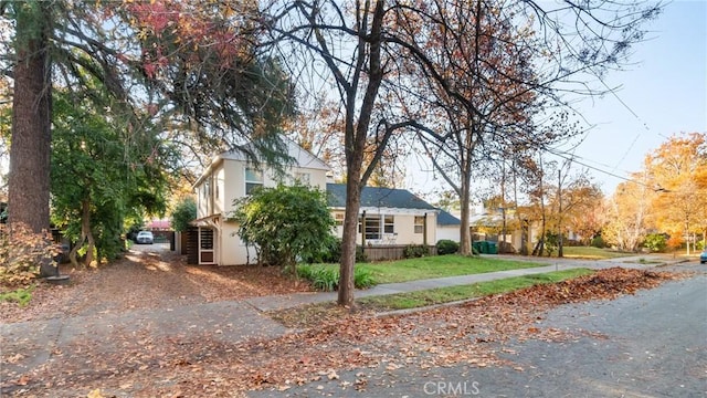 view of front facade featuring a front lawn