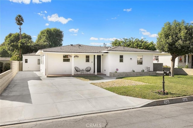 single story home with a front lawn