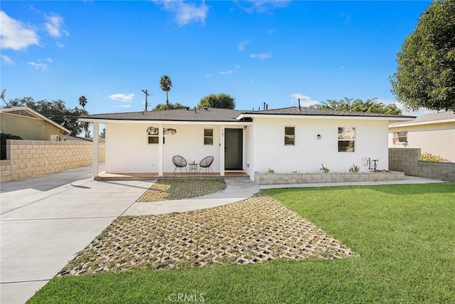 ranch-style home featuring a front yard