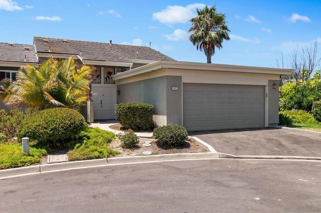 view of front facade featuring a garage