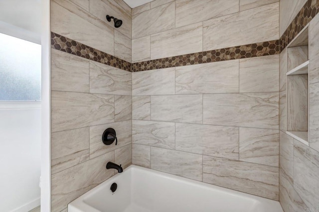 bathroom featuring tiled shower / bath combo