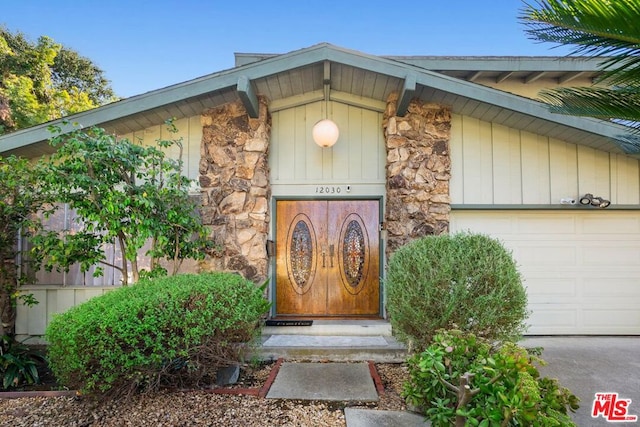 property entrance featuring a garage