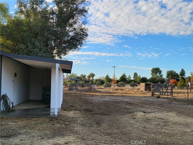 view of yard featuring a rural view