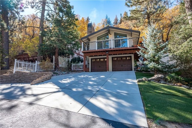 view of front property featuring a garage and a front yard