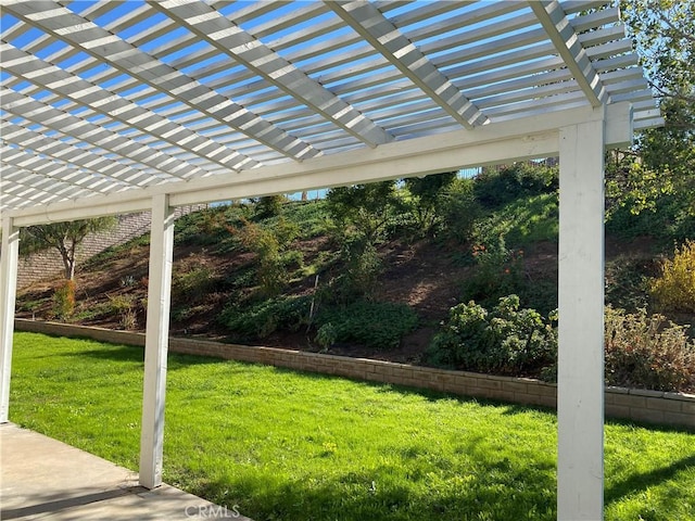 view of yard featuring a pergola