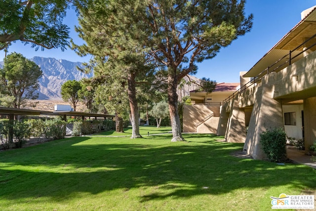 view of yard featuring a mountain view