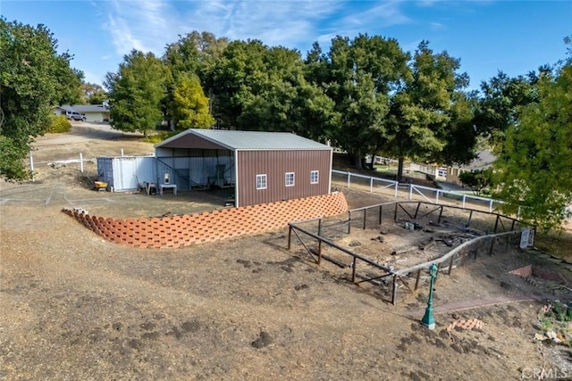 view of yard with an outdoor structure