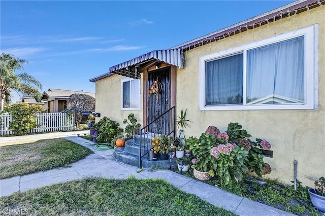 view of front of property with a front lawn